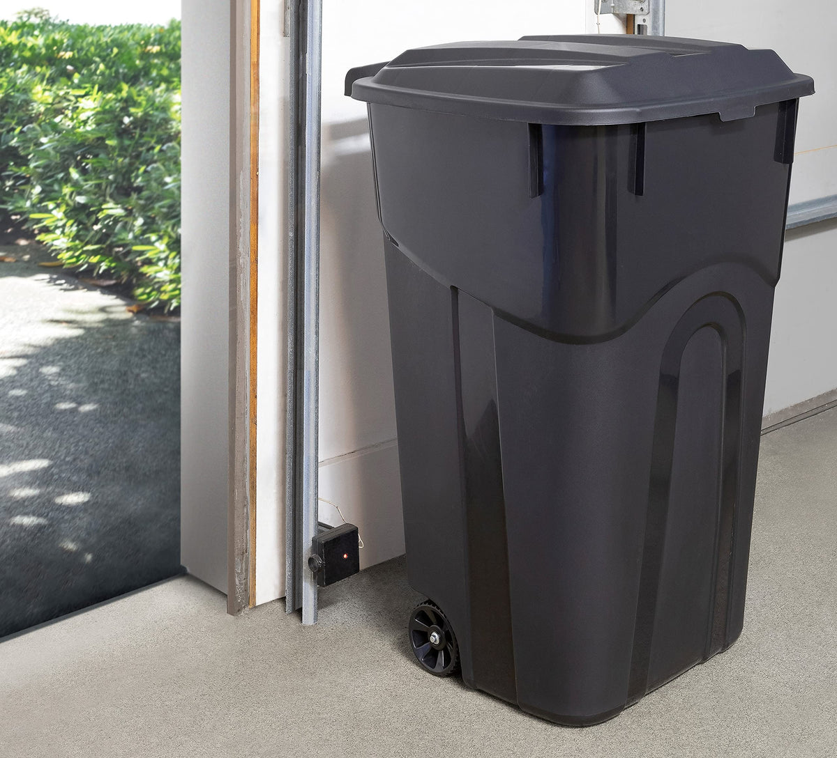 32 Gallon Black Wheeled Outdoor Garbage Can with Snap Lock Lid, 2 Pack J5189